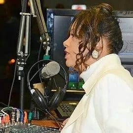 Dinahlynn Biggs in radio station